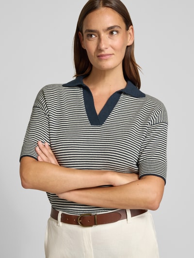 Vrouwenmodel draagt regular fit gebreid shirt van katoen, model 'ALBERO' van Weekend Max Mara in marine en crèmekleuren, Nahaufnahme Oberkörper.