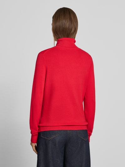 Männermodel trägt Longsleeve mit Rollkragen von Christian Berg Woman w kolorze czerwonym, prosty krój, prążkowane wykończenia, Długość tyłu w rozmiarze M: 59 cm, Długość rękawów w rozmiarze M: 67 cm, Ganzkörperansicht Rückansicht