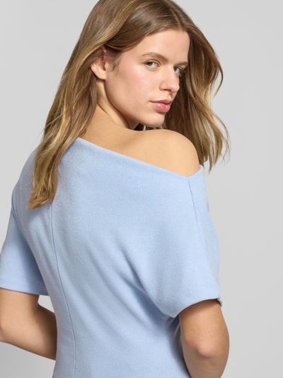 Frauenmodel trägt Regular Fit T-Shirt im asymmetrischen Design von Gina Tricot, hellblauer Baumwoll-Mix, kurzärmelig, Detailaufnahme Rücken.