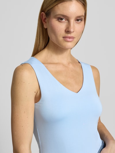 Vrouwenmodel draagt top met V-hals model 'Marica' van Soyaconcept, mix van lyocell en elastaan, slim fit, dames, Nahaufnahme Oberkörper.