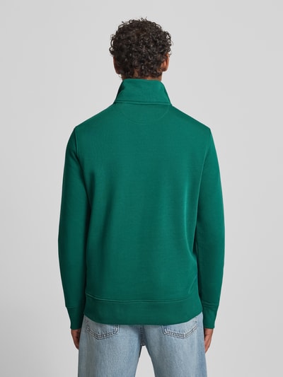 Männermodel trägt Sweatshirt mit Stehkragen und Reißverschluss von Gant in Grün, Baumwoll-Mix, Regular-Fit, Ganzkörperansicht Rückansicht.