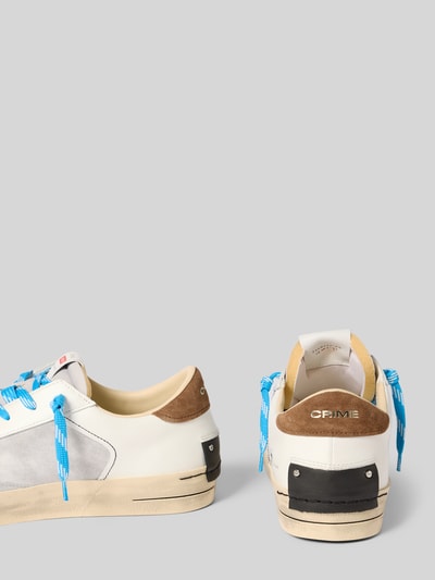 Produktfoto, Sneaker aus Leder mit Label-Details von Crime London für Herren in Weiß und Braun mit blauen Schnürsenkeln, abgerundete Spitze, Absatzhöhe 3 cm, Schafthöhe 11 cm, Schaftweite 8 cm, echtes Leder, strukturierte Oberfläche, Label-Details auf Ferse und Zunge.