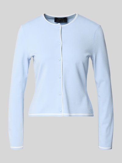 Produktfoto, hellblaue Strickjacke aus Viskose-Mix Modell 'COLLECTIONS' von Marc Cain, tailliert, weiße Akzente, glatte Struktur