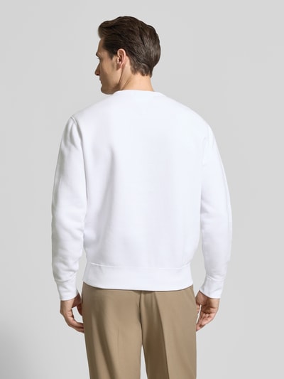 Mannenmodel draagt Regular Fit Sweatshirt aus Baumwoll-Mix van Polo Ralph Lauren in effen wit, katoenmix, geribde boorden, logo-detail, rugaanzicht full-body