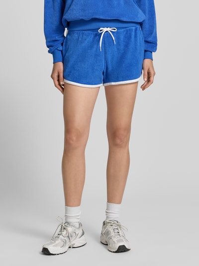 Frauenmodel trägt Regular Fit Sweatshorts aus Baumwoll-Mix von Polo Ralph Lauren in Two Tone Optik mit elastischem Bund, Logo-Stitching und Eingrifftaschen, Frottee-Textur, Ganzkörperansicht von vorne.