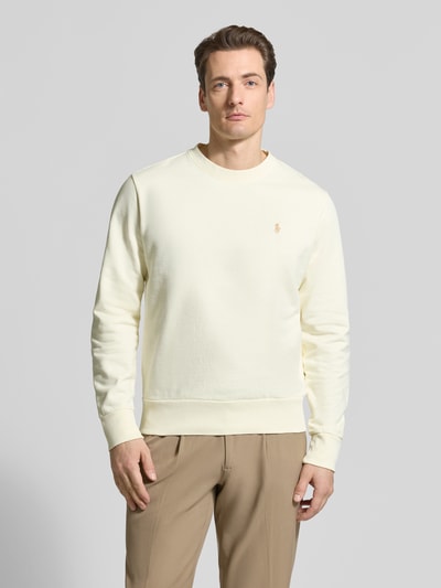 Männermodel trägt Relaxed Fit Sweatshirt aus reiner Baumwolle von Polo Ralph Lauren in Creme, Logo-Detail, Rundhals, Langarm, Ganzkörperansicht von vorne.