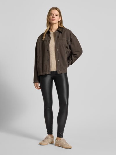 Kobiece modelka nosi Skinny Fit Jeansy z mieszanki wiskozy Modell 'ROYAL' od ONLY, powlekane, czarne, 5 kieszeni, widok z przodu, całe ciało.