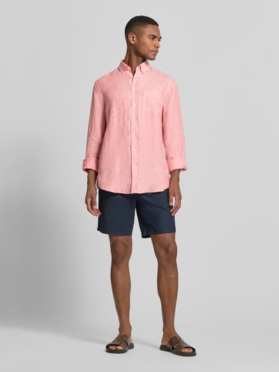Männermodel trägt Slim Fit Leinenhemd mit Brusttasche von Christian Berg Men in Rosa, Button-Down-Kragen, Knopfleiste, Ganzkörperansicht von vorne.