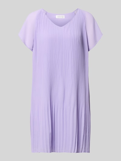 Produktfoto, knielanges Cocktailkleid mit Plisseefalten Modell 'Inken' von GUIDO MARIA KRETSCHMER WOMAN, fliederfarbener Chiffon, Straight Fit, V-Ausschnitt, strukturierte Oberfläche