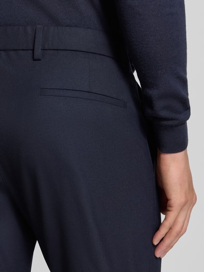 Männermodel trägt Straight Fit Hose mit Baumwoll-Anteil von ROY ROBSON, dunkles Blau, glatte Textur, Detailaufnahme Rückansicht, Material-Mix.