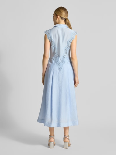 Frauenmodel trägt Hemdblusenkleid aus Modal-Mix mit Spitze Modell 'COLE' von Copenhagen Muse, hellblau, A-Linie, Midikleid, Ganzkörperansicht Rückansicht.