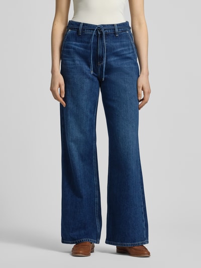 Modelka prezentuje Wide Fit Jeans mit Lyocell-Anteil Modell 'Dara Verneza' od MOS MOSH, bawełniany miks z lyocellem, szerokie nogawki, kieszenie, odpinany pasek, zapięcie na guzik i zamek, szerokość w rozmiarze 27: 39 cm, długość nogawki 79 cm, widok z przodu, ujęcie całej sylwetki.
