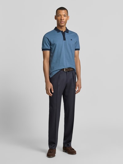 Męski model nosi Regular Fit Poloshirt mit Logo-Stitching od Lerros w odcieniach niebieskiego, krój regular fit, kołnierzyk polo, krótka listwa guzikowa, logo na piersi, długość tyłu w rozmiarze M: 76 cm, zdjęcie całej sylwetki od przodu.