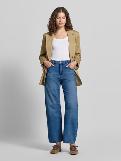 Frauenmodel trägt Barrel Fit Jeans mit Eingrifftaschen Modell 'ALMA' von Topshop, Reine Baumwolle, klassische Jeans-Optik, Ganzkörperansicht von vorne. Kontext: Damen Jeans, Bundweite 34 cm, Innenbeinlänge 75 cm bei Größe 26/32.