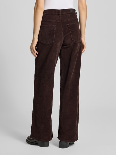 Frauenmodel trägt Wide Leg Cordhose aus Baumwoll-Mix Modell 'HOPE' von ONLY in Dunkelbraun mit sichtbarer Struktur, Ganzkörperansicht Rückansicht, Damen Cordhose von ONLY.