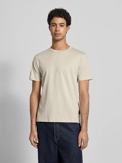 Männermodel trägt Regular Fit T-Shirt mit Logo-Detail von Replay, Reine Baumwolle, Rundhalsausschnitt, beige, Ganzkörperansicht von vorne.