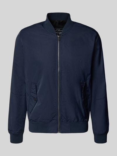 Produktfoto, Regular Fit Bomberjacke mit Stehkragen von s.Oliver RED LABEL in dunkelblauer Optik: Unifarben, seitliche Pattentaschen, Reißverschluss, Langarm, Bündchen: Gerippt, Innentasche.