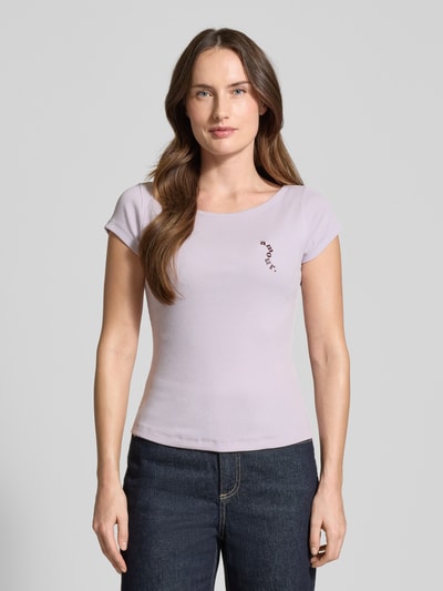Frauenmodel trägt Slim Fit T-Shirt aus Baumwoll-Mix Modell 'C_Etine' von BOSS Orange, unifarben, Motiv-Print, Feinripp, Ganzkörperansicht von vorne.