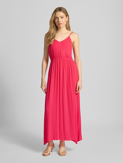 Frauenmodel trägt Midikleid aus Viskose mit tiefem Rückenausschnitt von ICHI, Taillierter Schnitt, Modell 'MARRAKECH', Ganzkörperansicht von vorne