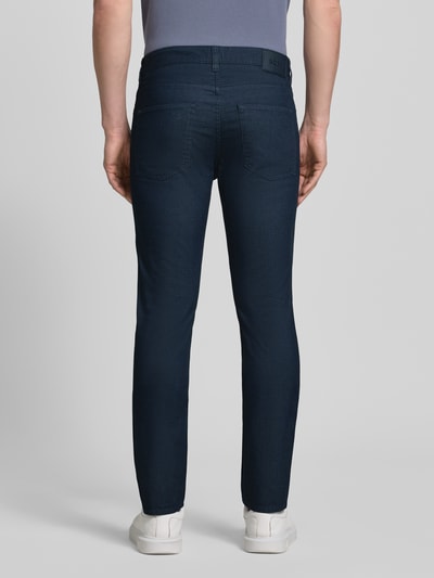 Männermodel trägt Slim Fit Modell Chino aus Baumwoll-Mix 'DELAWARE5' von BOSS in Dunkelblau, 5-Pocket-Design, Ganzkörperansicht Rückansicht.