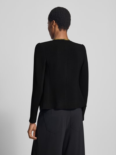 Frauenmodel trägt Slim Fit Blazer aus Viskose-Mix mit Zweiwege-Reißverschluss von Emporio Armani in Schwarz, glatte Textur, Ganzkörperansicht Rückansicht.