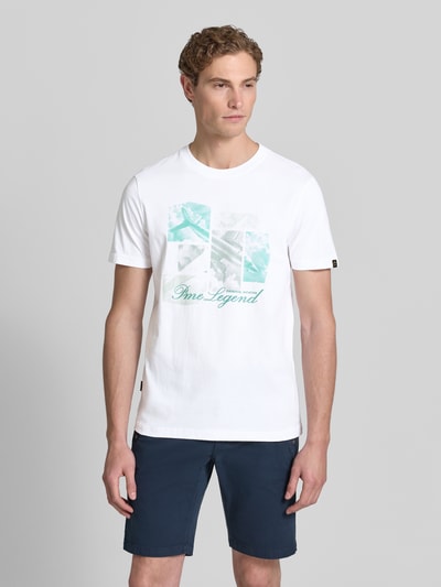 Mannenmodel draagt T-shirt met Label-Print en Rundhalsausschnitt van PME Legend, puur katoen, regular fit, ruglengte maat M 72 cm, Ganzkörperansicht von vorne.