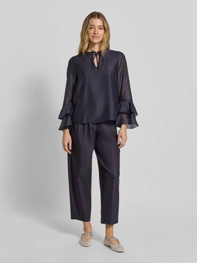 Frauenmodel trägt Stoffhose mit Biesen und Eingrifftaschen von Comma, Dunkelblau, Baumwoll-Mix mit Stretch-Anteil, Straight Fit, Ganzkörperansicht von vorne.