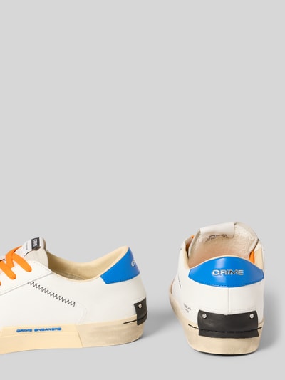 Produktfoto, Sneaker mit Schnürung Modell 'DISTRESSED' von Crime London, abgerundete Spitze, Label-Details, weiß-blau, Distressed-Look, Absatzhöhe 4 cm, Schafthöhe 5 cm, Schaftweite 6 cm