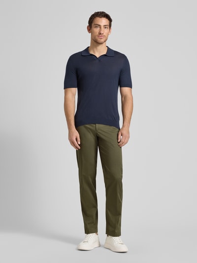 Männermodel trägt Chino mit Eingrifftaschen Modell 'Peaker' von Hiltl, Baumwoll-Elasthan-Mix, Regular-Fit, Ganzkörperansicht von vorne.