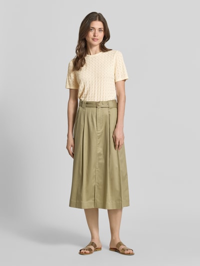 Frauenmodel trägt Strickshirt aus Viskose-Mix mit Rundhalsausschnitt von Jake*s Collection, Regular-Fit, Strukturmuster, Ganzkörperansicht von vorne.