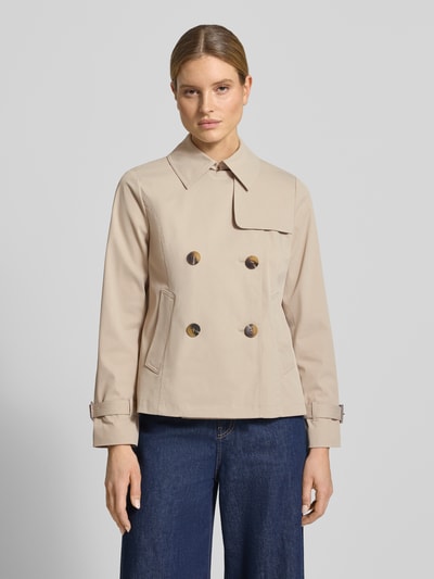Kobiece modelka nosi trencz z zapięciem na guzik od MICHAEL Michael Kors, krój regular fit, wykładany kołnierz, dwurzędowy, przód, zbliżenie na górną część ciała, długość tyłu w rozmiarze S: 61 cm, szerokość ramion w rozmiarze S: 40 cm, szerokość klatki piersiowej w rozmiarze S: 52 cm, długość rękawów w rozmiarze S: 63 cm