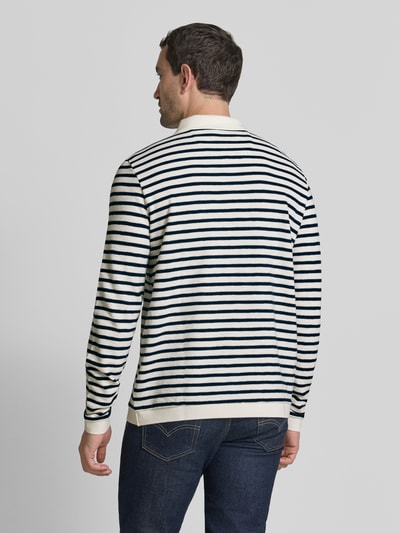 Männermodel trägt Sweatshirt im Allover-Look mit Polokragen von Fynch-Hatton, dunkle Streifen, Reine Baumwolle, Regular-Fit, Ganzkörperansicht Rückansicht.