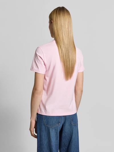 Frauenmodel trägt T-Shirt mit geripptem Rundhalsausschnitt Modell 'NORA' von Vila aus Baumwoll-Elasthan-Mix, lockerer Schnitt, Ganzkörperansicht Rückansicht.