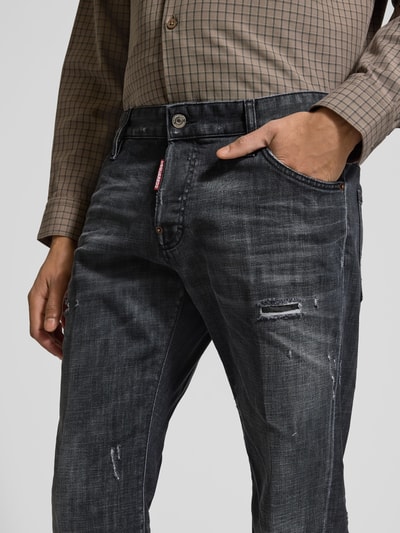 Männermodel trägt Slim Fit Jeans aus Baumwoll-Mix von Dsquared2 im Destroyed-Look mit 5-Pocket-Design, Nahaufnahme Oberkörper.
