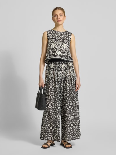 Vrouwenmodel draagt Regular Fit Hosenrock aus reiner Baumwolle Modell 'PALANCA' van Weekend Max Mara, all-over motief, high waist, elastische band, zijzakken, puur katoen, zwart-wit met bloempatroon, gladde textuur, full-body vooraanzicht.