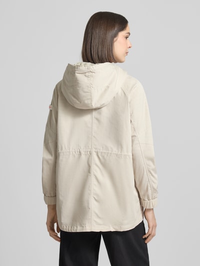 Modelka nosi kurtkę Regular Fit Jacke mit Logo-Detail Modell 'Dorine' od Frieda & Freddies z mieszanki bawełny, kremowa, detal z logo, kaptur z tunelem, wpuszczana kieszeń, elastyczne zakończenia rękawów, długość tyłu w rozmiarze 36: 72 cm, szerokość ramion: 40 cm, szerokość w rozmiarze 36: 57 cm, długość rękawów: 62 cm, widok całej sylwetki z tyłu.