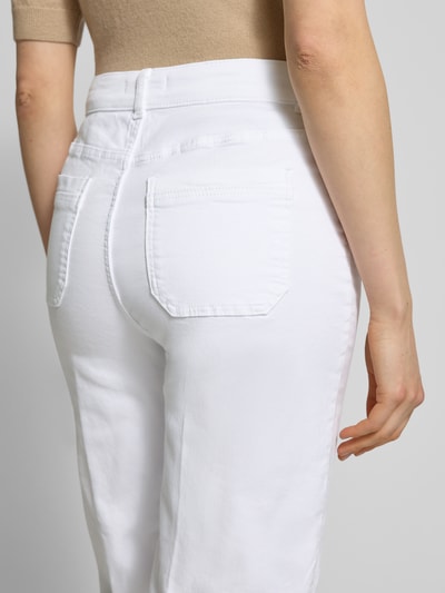 Vrouwenmodel draagt Jeans in verkorte pasvorm van Christian Berg Woman, katoenmix met stretch, rechte fit, steek- en achterzakken, detailopname rugzijde.