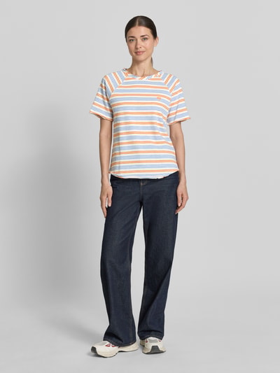 Kobiece modelka nosi Regular Fit T-Shirt mit Stitching od Smith and Soul, bawełna, wzór paski, okrągły dekolt, długość tyłu S: 60 cm, widok całej sylwetki z przodu.