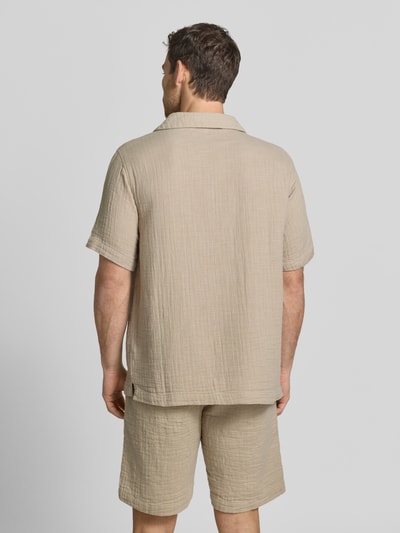 Männermodel trägt Relaxed Fit Freizeithemd mit Strukturmuster von Lindbergh in Beige, reine Baumwolle, Reverskragen, Rückansicht Ganzkörperansicht.