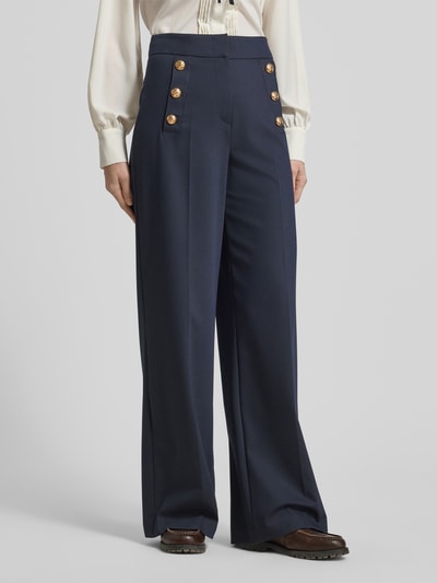 Frauenmodel trägt Wide Fit Stoffhose mit Viskose-Anteil von Christian Berg Woman Selection, Blau, Ziersteinbesatz, Elastischer-Material-Mix, Haken- und Reißverschluss, Ganzkörperansicht von vorne.