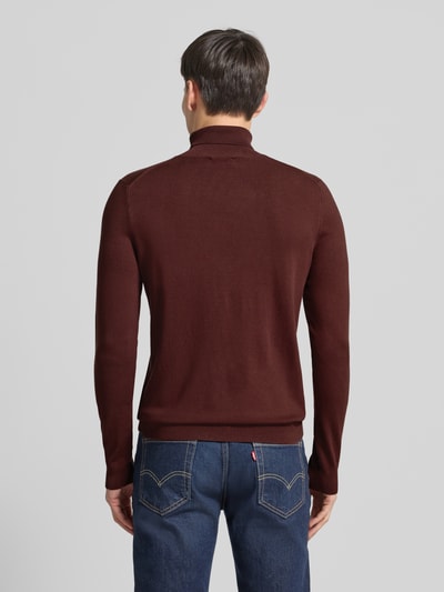 Mannelijk model draagt Rollkragenpullover aus Viskose-Mix Modell 'Nick' van Cinque in regular fit, bordeaux, elastische boorden, Ganzkörperansicht Rückansicht.