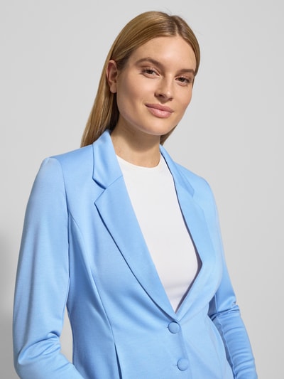 Kobiece modelka nosi jasnoniebieski Slim Fit Blazer mit Viskose-Anteil Modell 'Nanni' od FREE/QUENT, gładka tekstura, zbliżenie górnej części ciała.