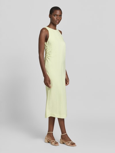 Frauenmodel trägt A-Linien Midikleid aus Leinen-Viskose-Mix Modell 'DELINNA' von BOSS Orange, Optik: Unifarben, Midi-Länge, Rundhals, Ärmelform: Ohne, Details: Raffung, Material: Leinen-Viskose-Mix, Ganzkörperansicht von vorne.