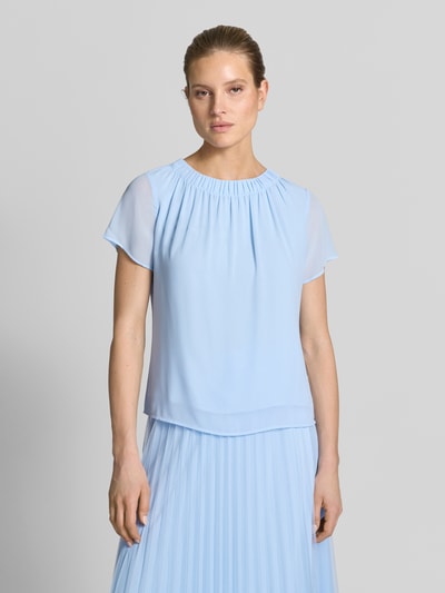 Frauenmodel trägt Loose Fit Blusenshirt aus Chiffon von s.Oliver BLACK LABEL in Hellblau, unifarben, mit Raffungen, Ganzkörperansicht von vorne.
