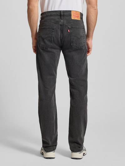 Mężczyzna model nosi Jeans mit 5-Pocket-Design od Levi's®, proste nogawki, czarny denim, etykieta z tyłu, całkowity widok z tyłu.