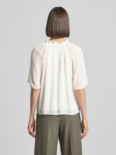 Frauenmodel trägt Regular Fit Blusenshirt in Plissee-Optik von s.Oliver BLACK LABEL, Optik: Unifarben, Plisseefalten, Rüschenkragen, Kurzarm, Ganzkörperansicht Rückansicht.