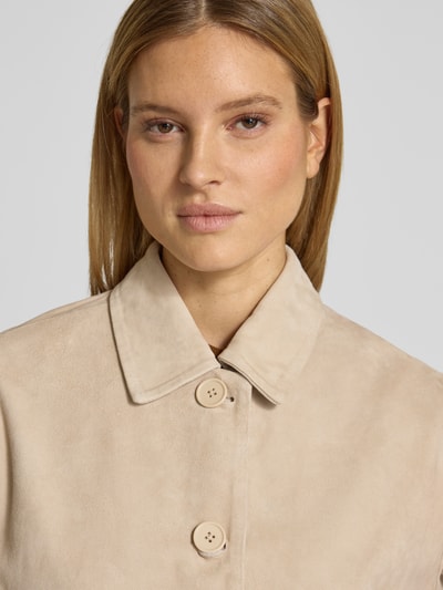 Frauenmodel trägt Lederjacke mit Pattentaschen von Smith and Soul aus Ziegenleder, Relaxed-Fit, Umlegekragen, Knopfleiste, Nahaufnahme Oberkörper. Rückenlänge 56 cm, Schulterbreite 55 cm, Brustweite 58 cm, Ärmellänge 54 cm.