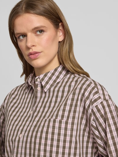 Kobiece modelka nosi Relaxed Fit Hemdbluse Modell 'JAMIE' od JJXX, bawełna, kołnierzyk koszulowy, zapięcie na guziki, zbliżenie górnej części ciała.