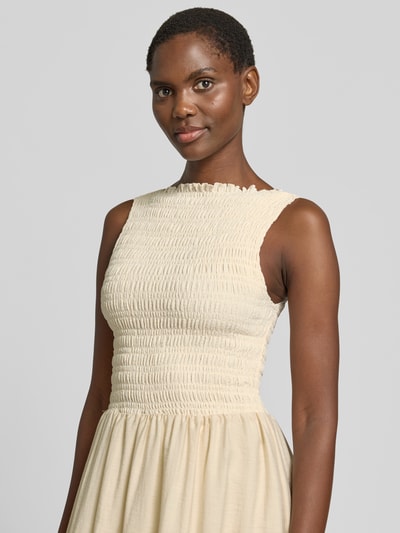 Frauenmodel trägt Midikleid mit Smok-Details von Jake*s Casual, cremefarben, Material-Mix mit Stretch-Anteil, A-Linie, Nahaufnahme Oberkörper.