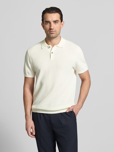 Männermodel trägt Slim Fit Poloshirt mit Strukturmuster Modell 'Johan' von Christian Berg Men, Reine Baumwolle, Kurzärmelig, Ganzkörperansicht von vorne.